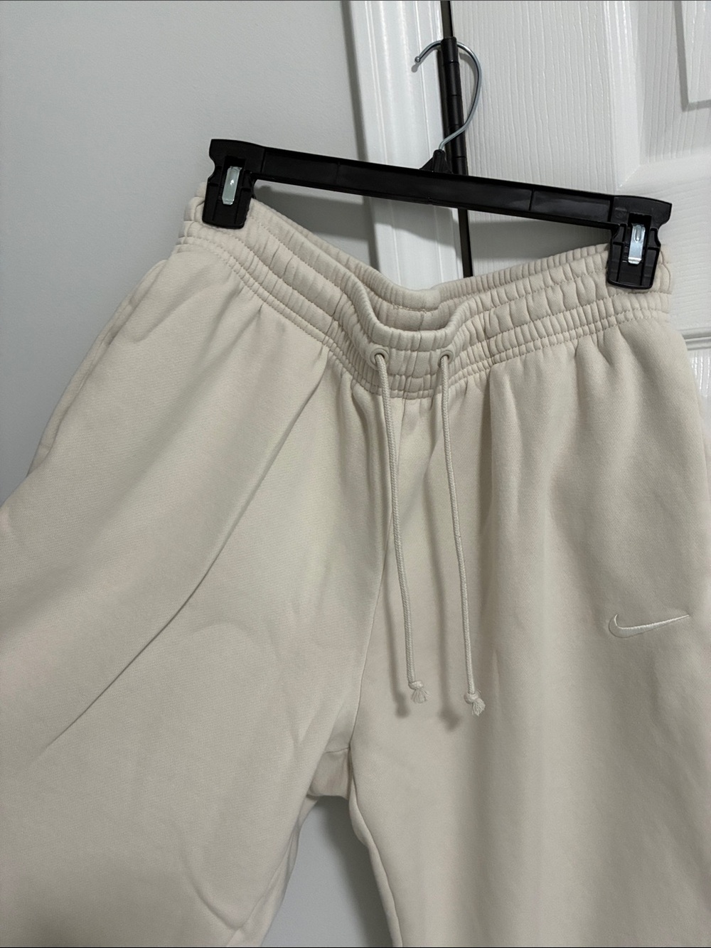 Nike women’s Light Cream Jogger Sweatpants - Fleece Set - Picture 3 of 7